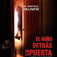 Foto El niño detrás de la puerta