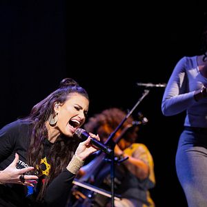 Foto Idina Menzel: Which Way To The Stage?