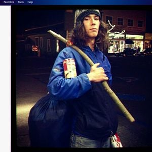 Foto El mochilero del hacha