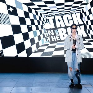 Foto j-hope IN THE BOX