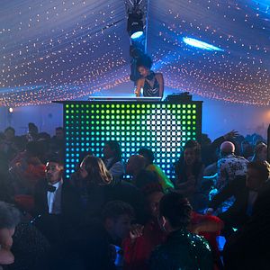 Foto Rojo, blanco y sangre azul