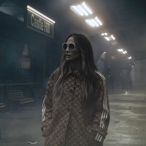 Foto This Is Me…Now: Una historia de amor