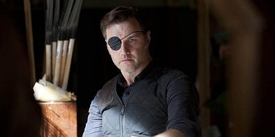 Cartel de La flecha en el marco de la puerta