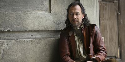 Cartel de Keep Your Friends Close