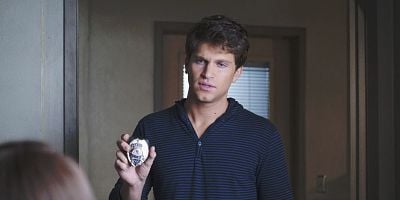 Cartel de Tic Tock, Bitches