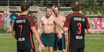 Cartel de Aislados por arriba, conectados por abajo