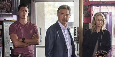 Cartel de Dust and Bones