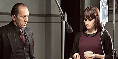 Cartel de Papeles en el rostro