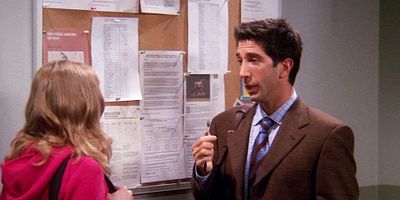 Cartel de Ross sale con una estudiante