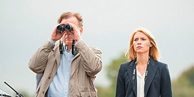 Cartel de Algo Más Está Pasando