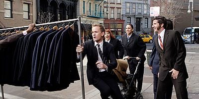 Cartel de Chicas vs. Trajes