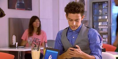 Cartel de ¿Quien és Felicity For Now?, sobre ruedas