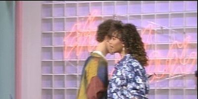 Cartel de Breaking Up is Hard to Undo