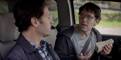 Cartel de Creado en un centro comercial