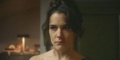 Cartel de Muñecas flotando en el mar