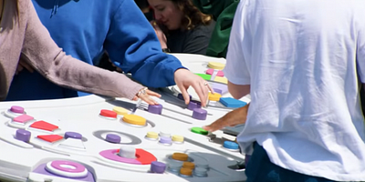 Cartel de Intensamente: Consola en el Parque