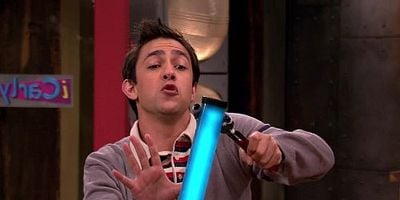 Cartel de Salgo con un chico malo