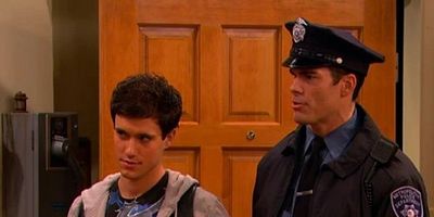 Cartel de Salgo con un chico malo