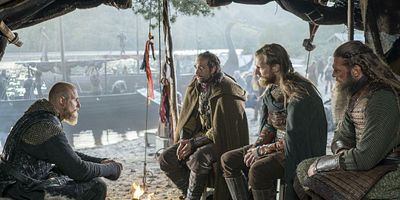 Cartel de Fantasmas, dioses y perros corriendo