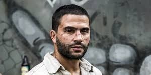 Cartel de Dante y Frida se besan