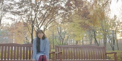 Cartel de Entre ataque y defensa (Con quien pisa el acelerador)