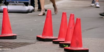 Cartel de Toy Story: Rescate con cono de tráfico