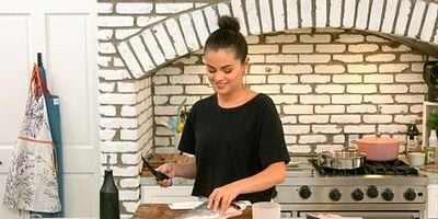 Cartel de Selena + Nyesha Arrington