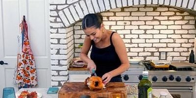 Cartel de Selena + Jon & Vinny