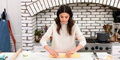 Cartel de Selena + Evan Funke