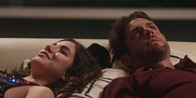 Cartel de Un juego saca a otro juego