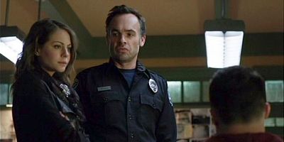 Cartel de Mantén a tus enemigos cerca