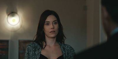 Cartel de Surrounded by battle axes