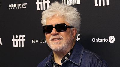 Pedro Almodóvar recibe premio por su contribución al cine en TIFF 2023 noticias imagen