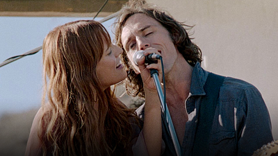 El final de temporada de 'Daisy Jones & The Six' es mejor que el libro en el que se basa noticias imagen