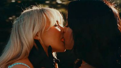 “No puedo creer lo que veo”: Fans reaccionan al beso entre Jenna Ortega y Sabrina Carpenter en “Taste” noticias imagen