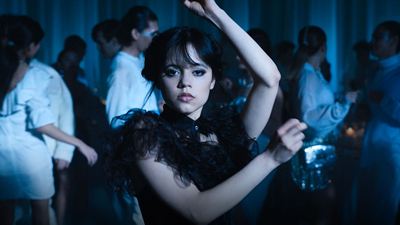 'Merlina': Patinadora sobre hielo baila como Jenna Ortega y se hace viral