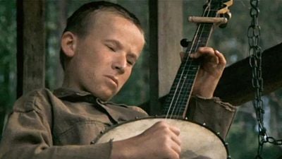 Hace 54 años, este chico utilizó la magia del cine para tocar el banjo con una sola mano: creó una de las escenas más legendarias del cine de aventuras y un éxito de taquilla noticias imagen