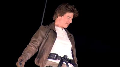 Tom Cruise aparece en la Clausura de los Juegos Olímpicos 2024 para llevarse la bandera olímpica a Los Ángeles