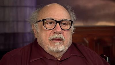 Fue peluquero de cadáveres, se volvió leyenda de la comedia y hoy Danny DeVito es el ícono más querido de Hollywood noticias imagen
