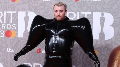 Comparan a Sam Smith con David Bowie por polémico traje en los BRIT Awards noticias imagen