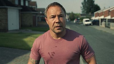 Apple TV+ se queda con la próxima historia del creador de una de las series más exitosas de Netflix en 2025: Stephen Graham la protagonizará noticias imagen
