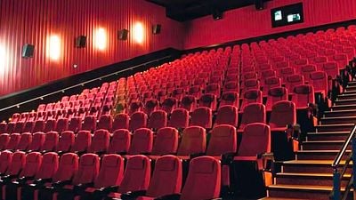 La razón científica por la que las butacas del cine son rojas (y cómo engañan a tu cerebro) noticias imagen