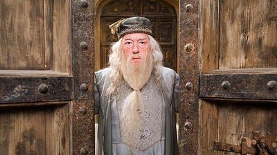 Michael Gambon (actor de Dumbledore) sufrió grabando está película con protagonista de 'Merlina' noticias imagen