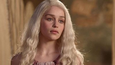 "Fueron tres hombres por horas": Emilia Clarke terminó con una costilla rota mientras filmaba escenas íntimas de 'Ponies', su nueva serie noticias imagen