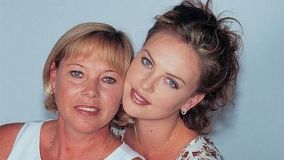 Charlize Theron compartió la vez que su madre asesinó a su padre para salvarla, “Dejó muy claro que iba a matarnos” noticias imagen