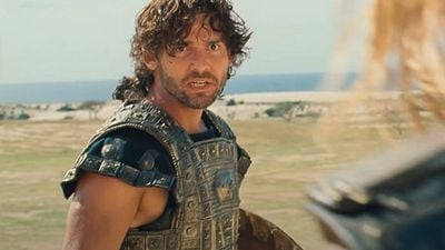 Eric Bana copió el entrenamiento de Brad Pitt para 'Troya': "6 meses antes de rodar, ya estaba entrenando en casa y aprendiendo a manejar la espada y el caballo" noticias imagen