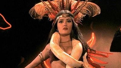 Quentin Tarantino reescribió una escena con el único propósito de chuparle un pie a Salma Hayek en 'Del crepúsculo al amanecer' noticias imagen