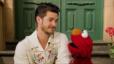 "La extraño porque me hizo feliz": Andrew Garfield habla sobre la muerte de su mamá con Elmo en 'Plaza Sésamo' noticias imagen