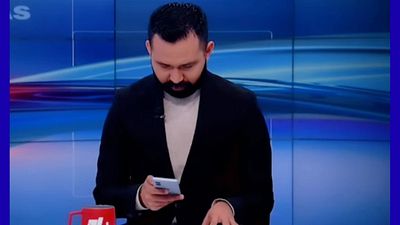 “Avísenme”: conductor de televisión mexicana se vuelve viral tras mostrar por accidente el contenido de su celular en plena transmisión noticias imagen