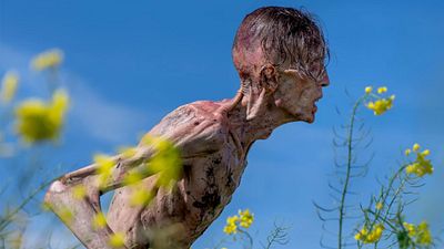 “Tuvimos que hacer prótesis de genitales”: Danny Boyle revela que ‘Exterminio: la evolución’ pudo tener problemas legales por tener un menor de edad en el set noticias imagen